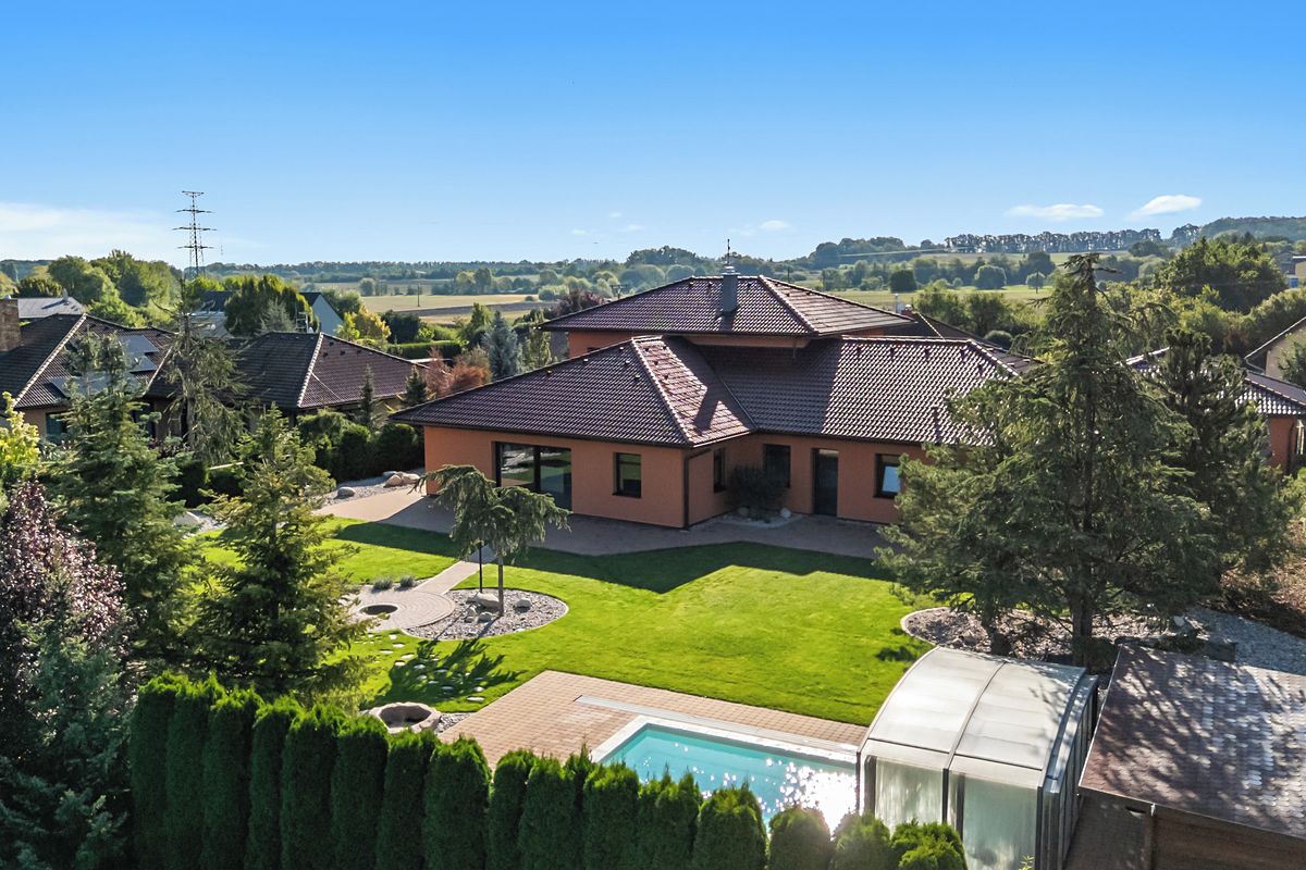 Prodej rodinného domu 350 m², pozemek 2077 m² – fotografie 2