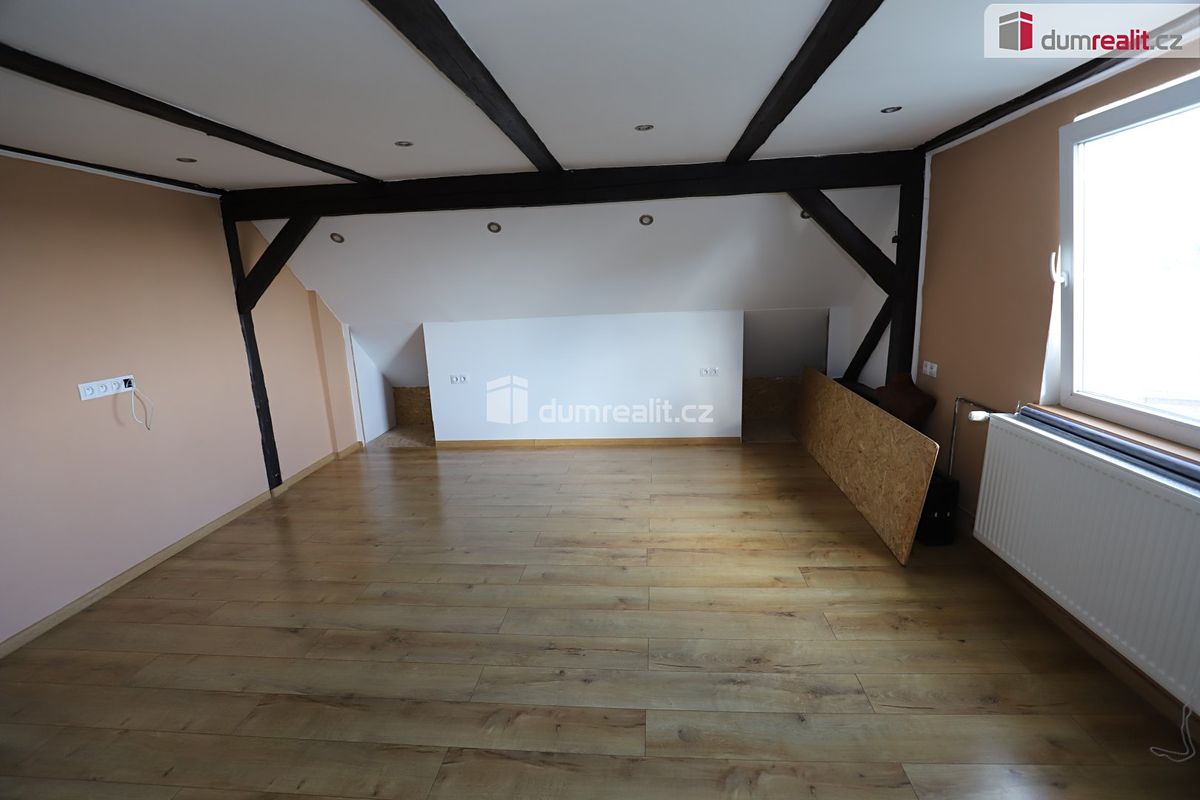 Prodej rodinného domu 180 m², pozemek 1242 m² – fotografie 2