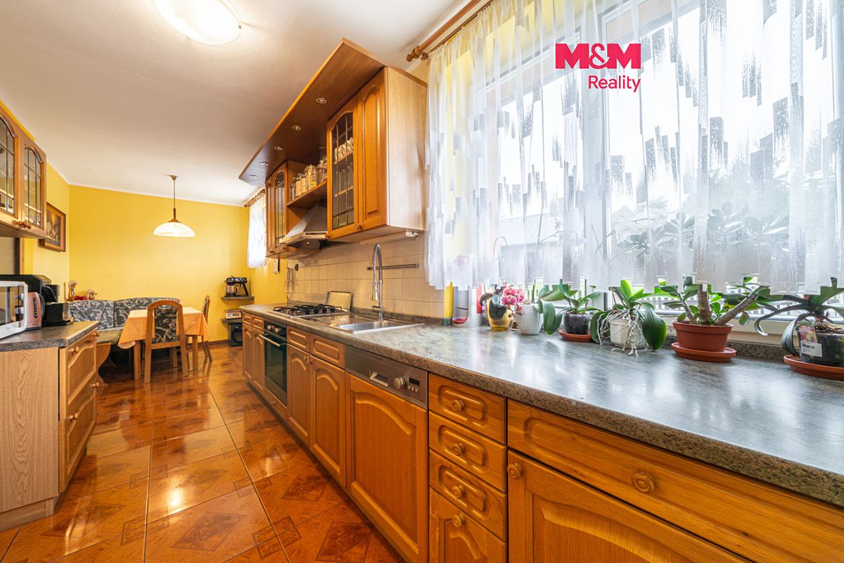 Prodej rodinného domu 700 m², pozemek 1585 m²