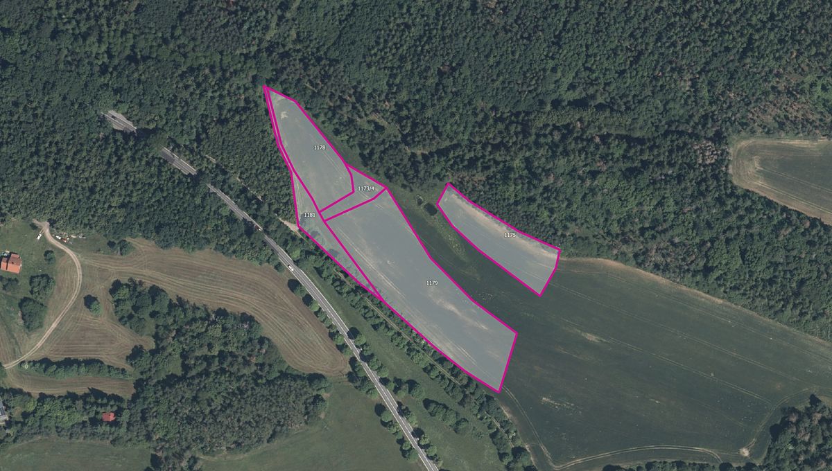 Prodej pole 8445 m², Obory – fotka 1 z 3