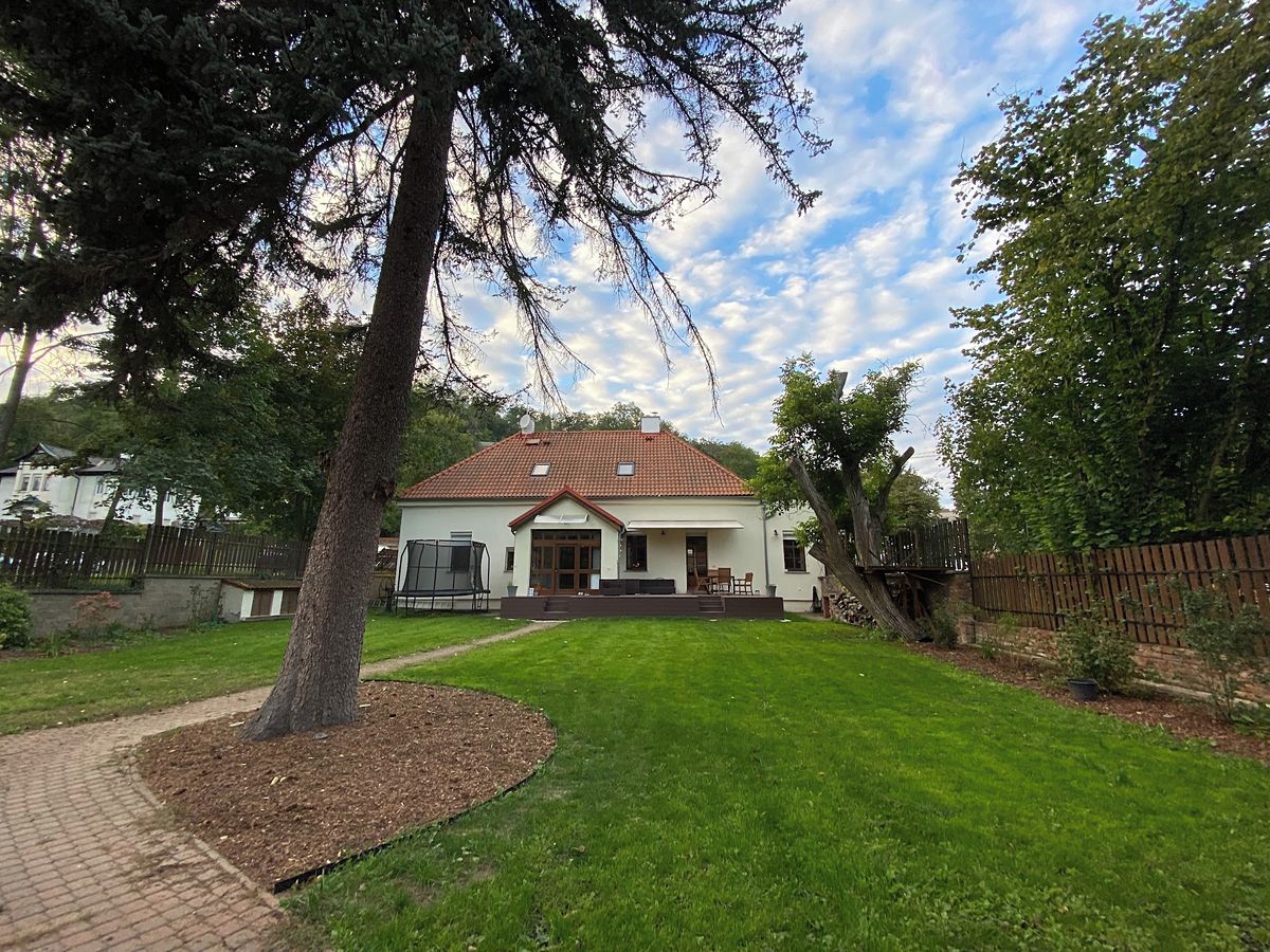 Prodej rodinného domu 356 m², pozemek 1043 m² – fotografie 2