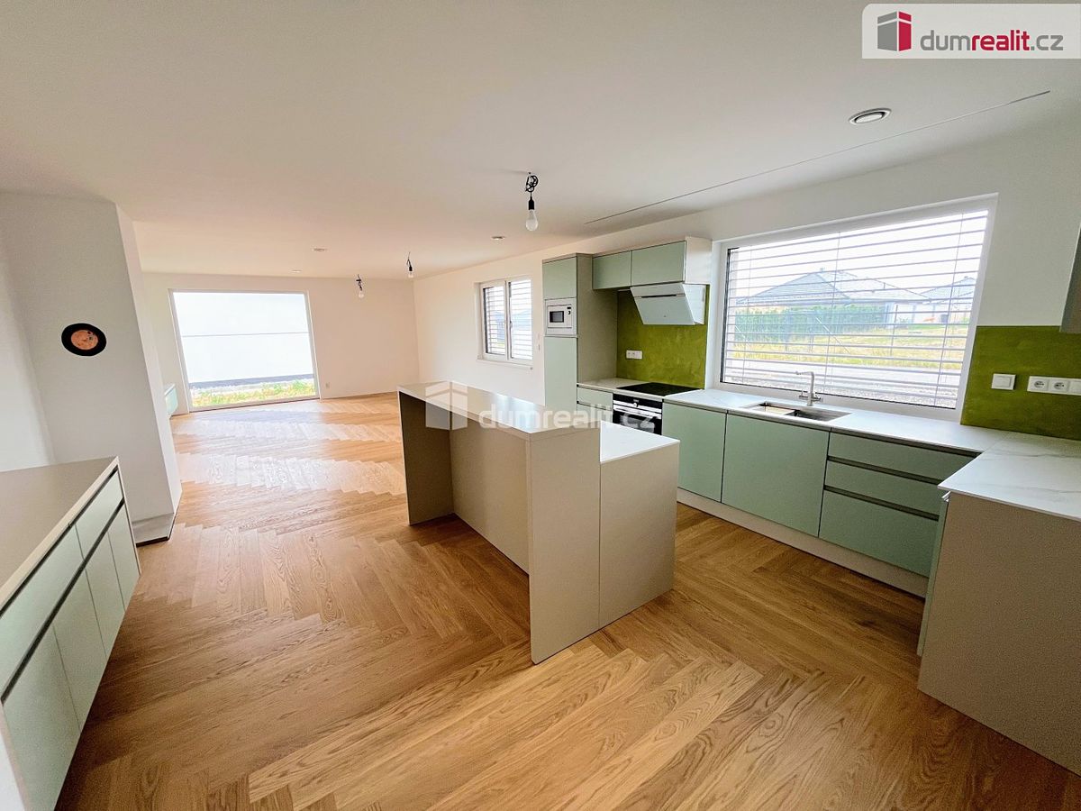 Prodej rodinného domu 135 m², pozemek 890 m² – fotografie 3
