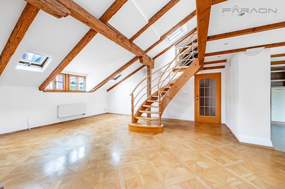 Pronájem bytu 4+kk 221 m² – fotografie 2