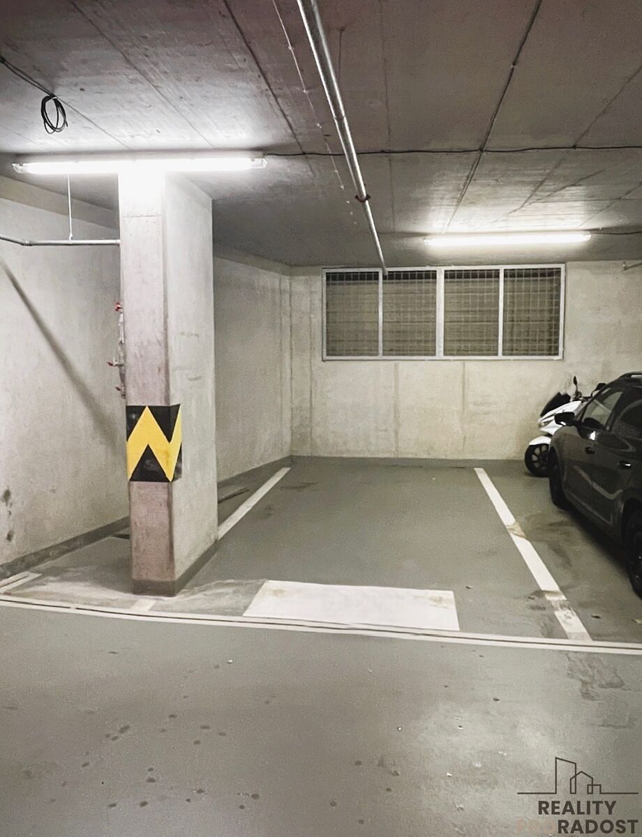 Pronájem garážového stání 13 m² – fotografie 3