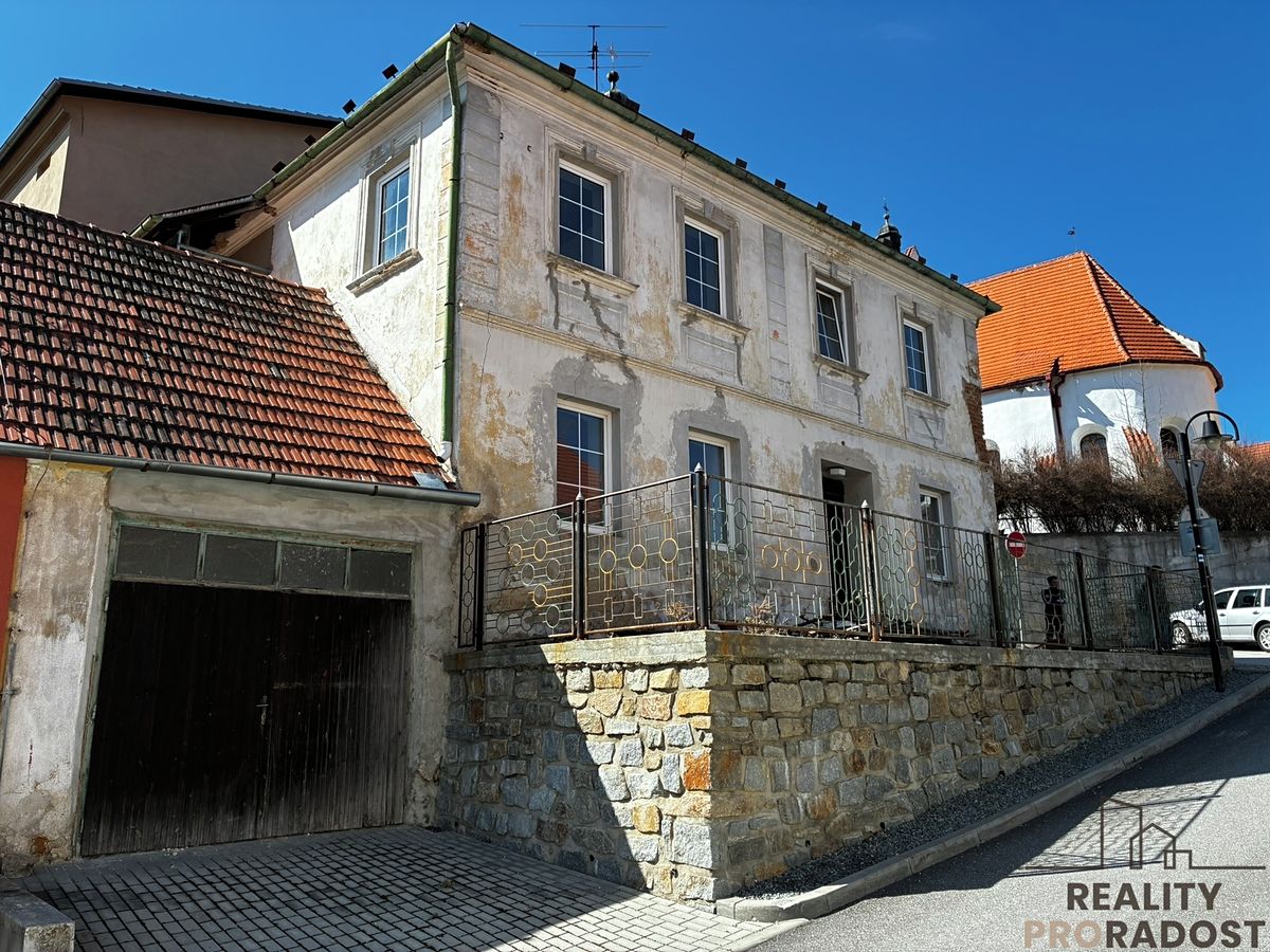 Prodej rodinného domu 250 m², pozemek 176 m² – fotografie 2