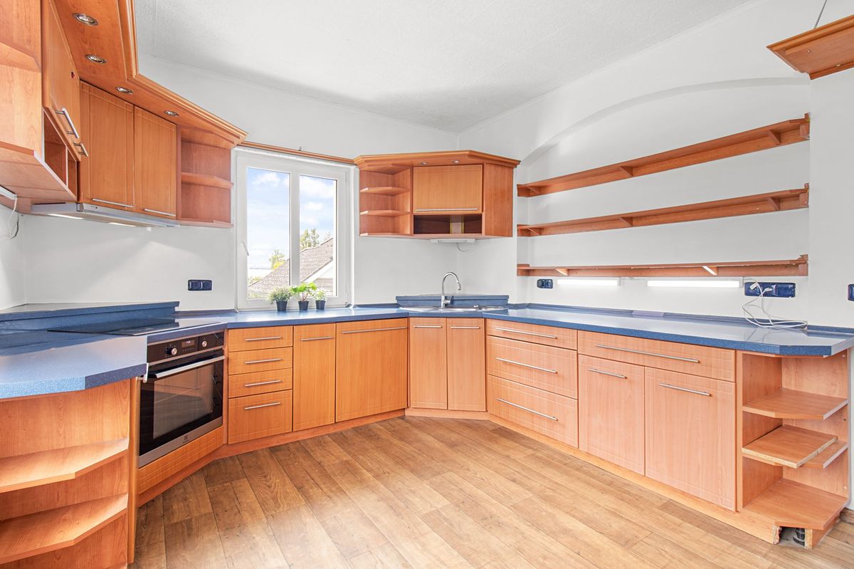 Prodej rodinného domu 360 m², pozemek 2349 m² – fotografie 3