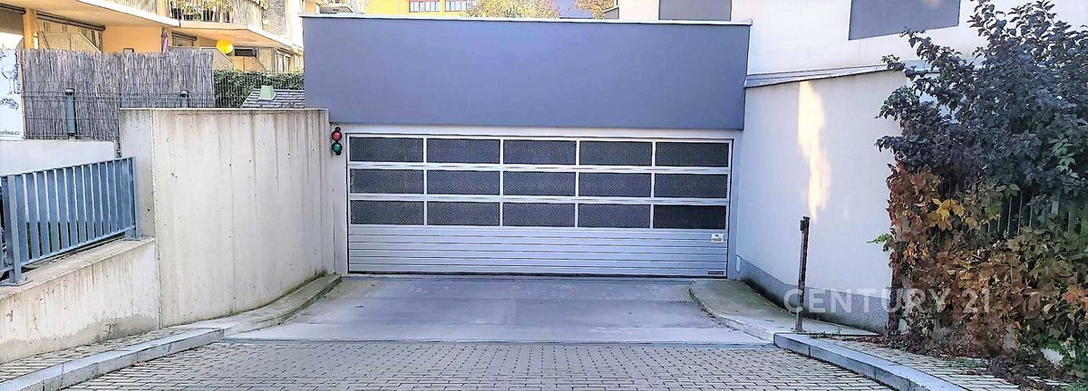 Pronájem garážového stání 14 m² – fotografie 2