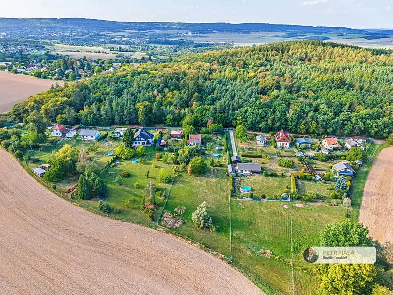 Prodej stavebního pozemku 1000 m², Čisovice – náhled fotky 1