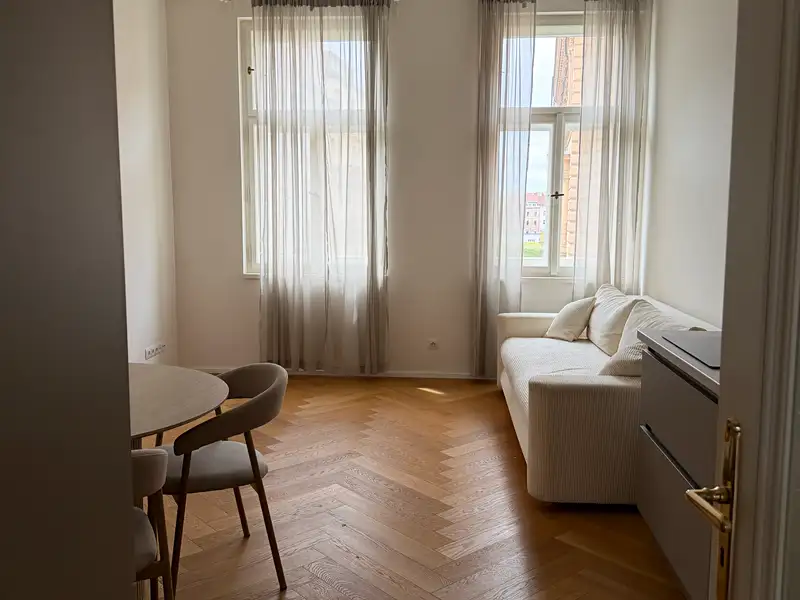 Pronájem bytu 2+kk 58 m², Praha – náhled fotky 1