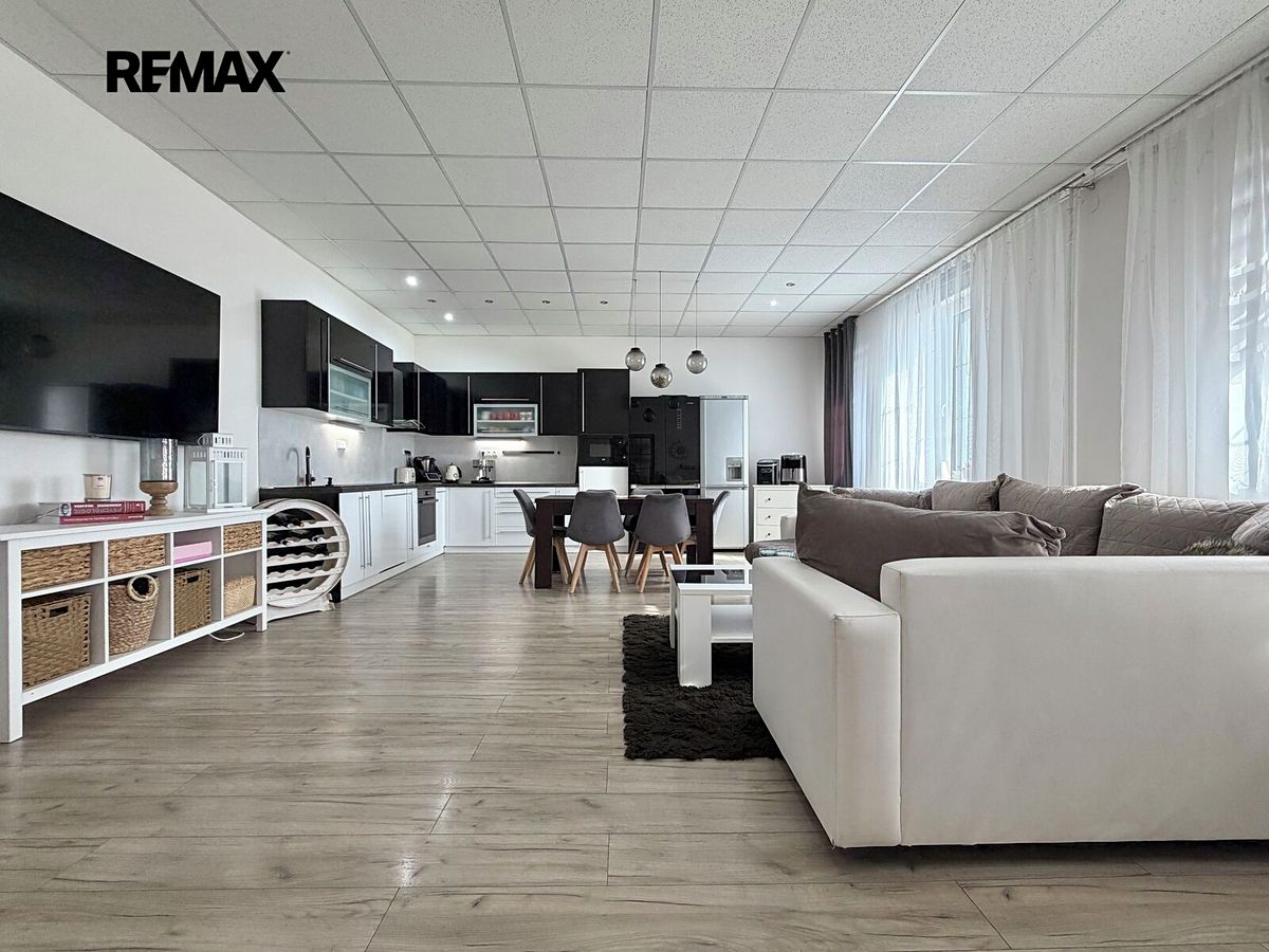 Prodej rodinného domu 466 m², pozemek 778 m² – fotografie 2