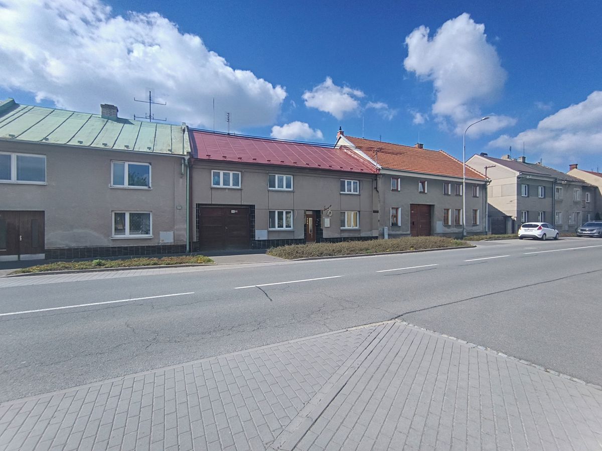 Prodej rodinného domu 240 m², pozemek 968 m² – fotografie 2