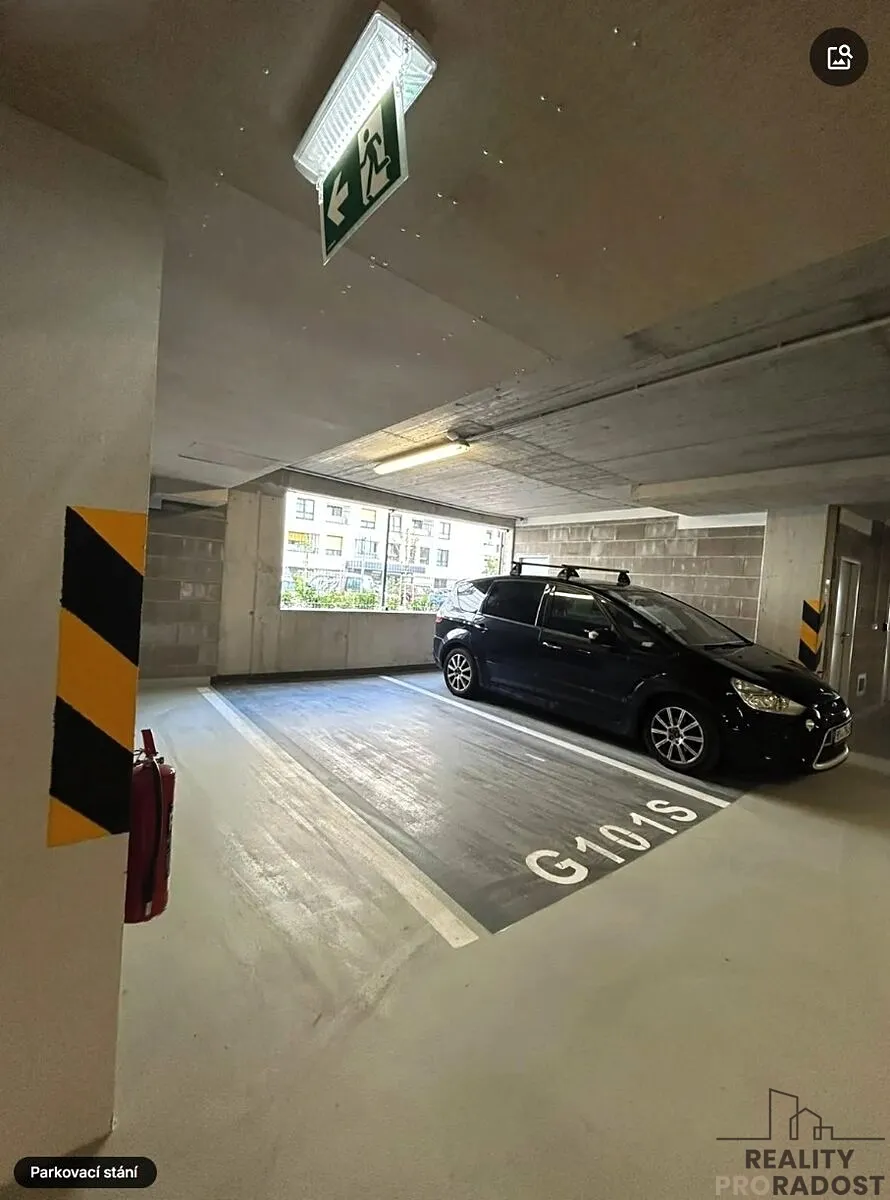 Pronájem garážového stání 17 m²
