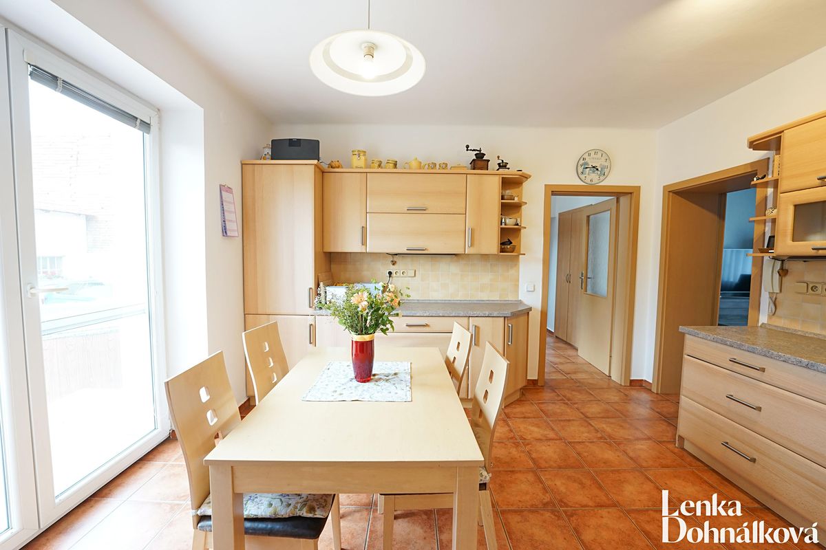 Prodej rodinného domu 250 m², pozemek 588 m² – fotografie 2