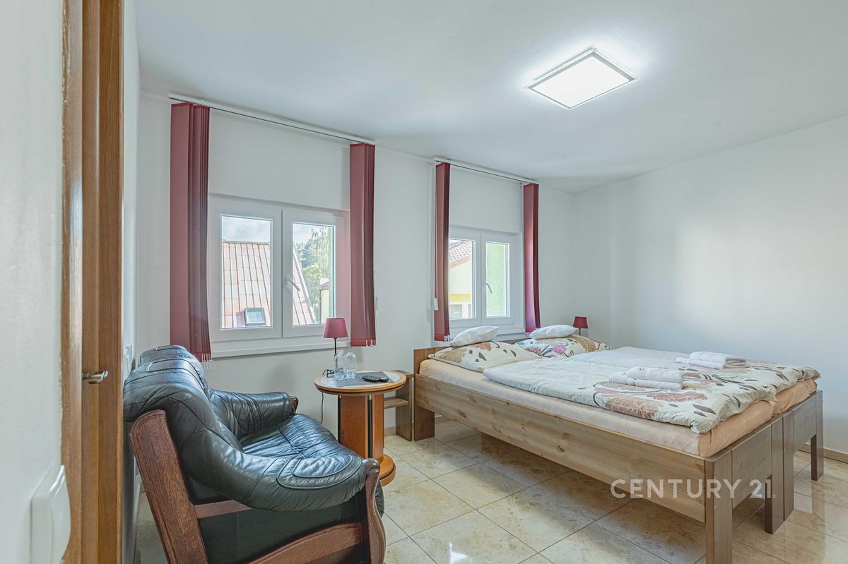 Prodej rodinného domu 200 m², pozemek 538 m² – fotografie 2