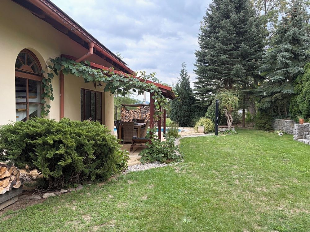 Prodej rodinného domu 215 m², pozemek 746 m² – fotografie 3