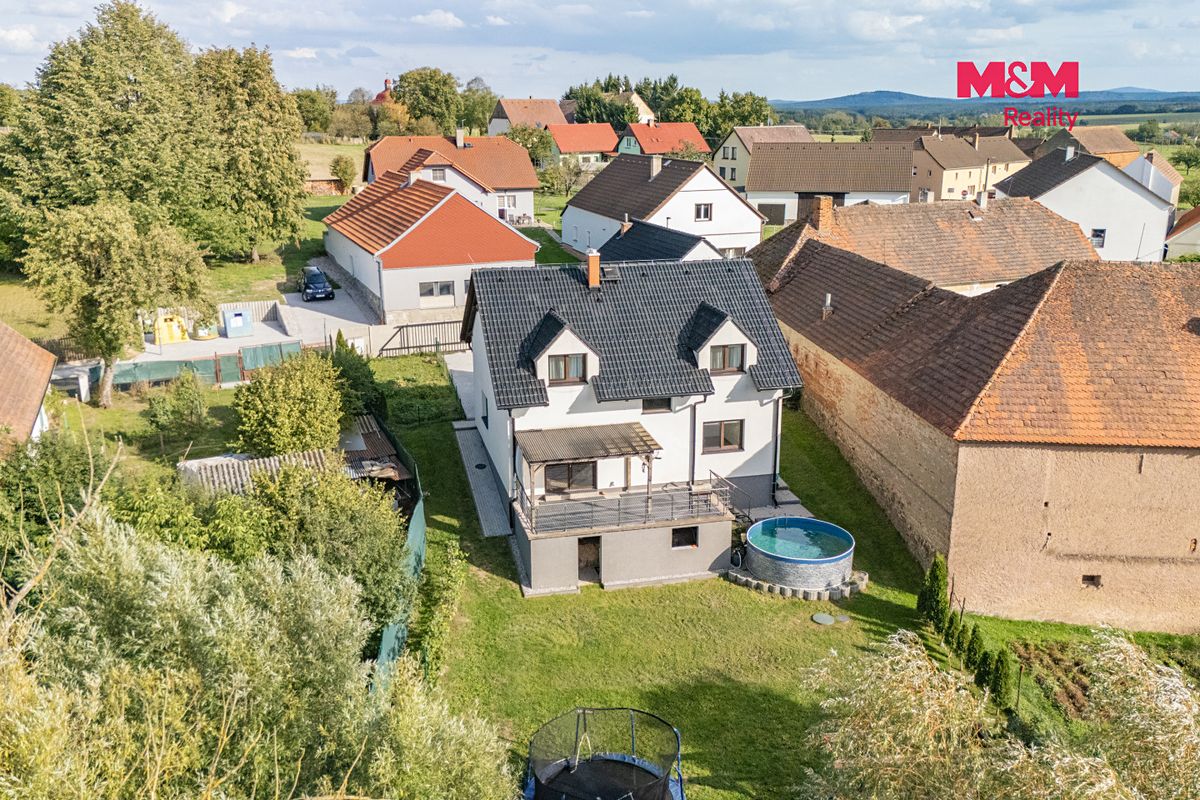 Prodej rodinného domu 144 m², pozemek 925 m² – fotografie 2