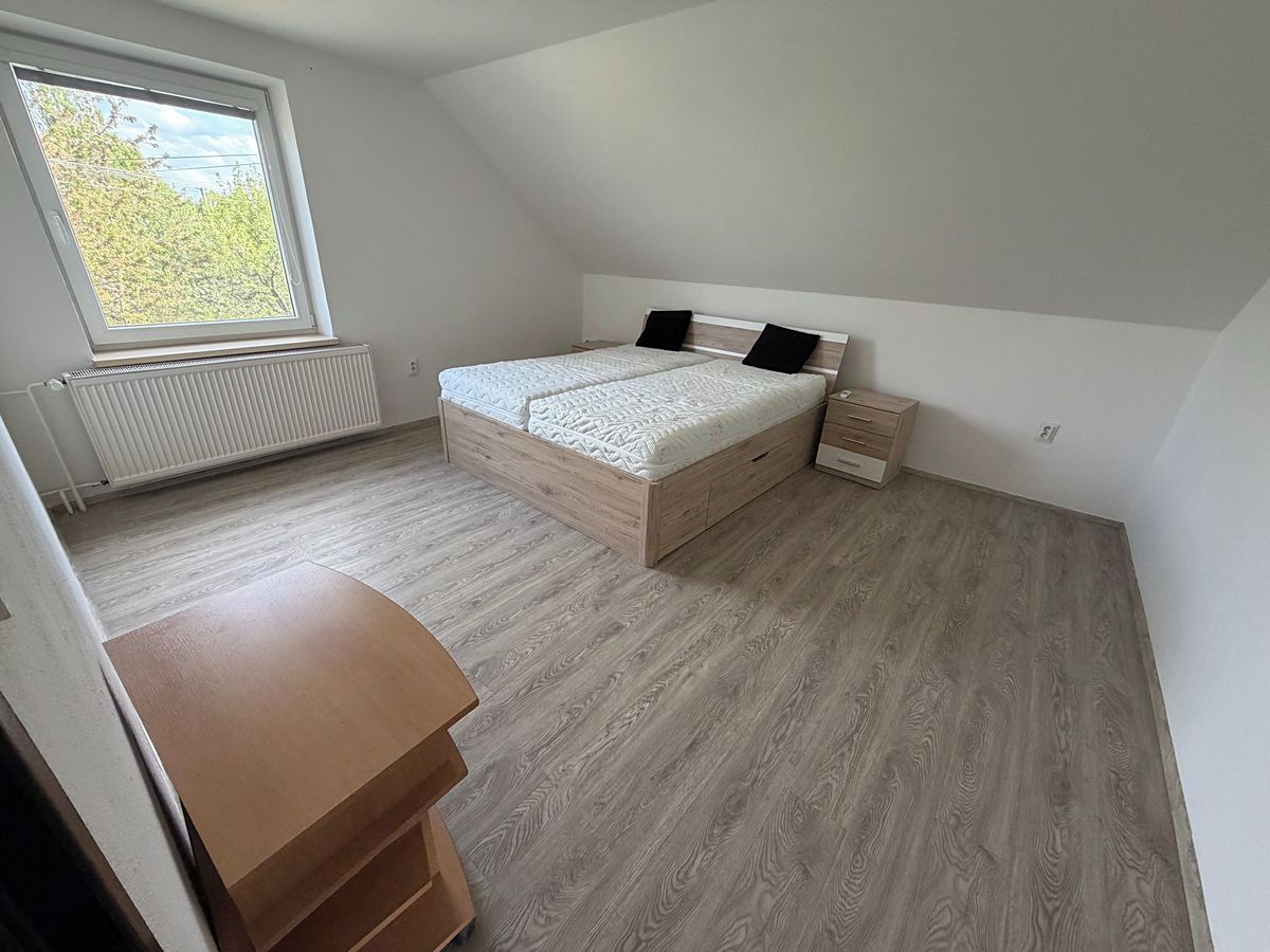 Pronájem rodinného domu 144 m², pozemek 677 m² – fotografie 3