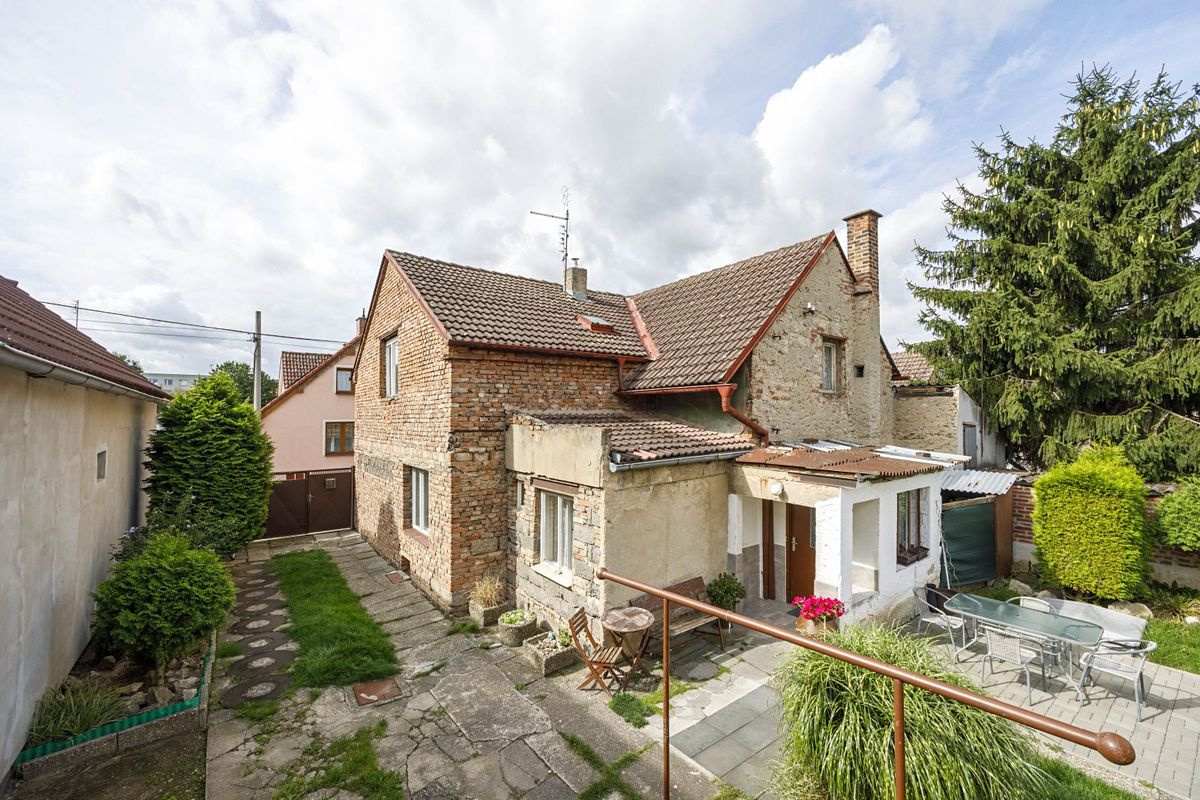 Prodej rodinného domu 204 m², pozemek 321 m² – fotografie 2