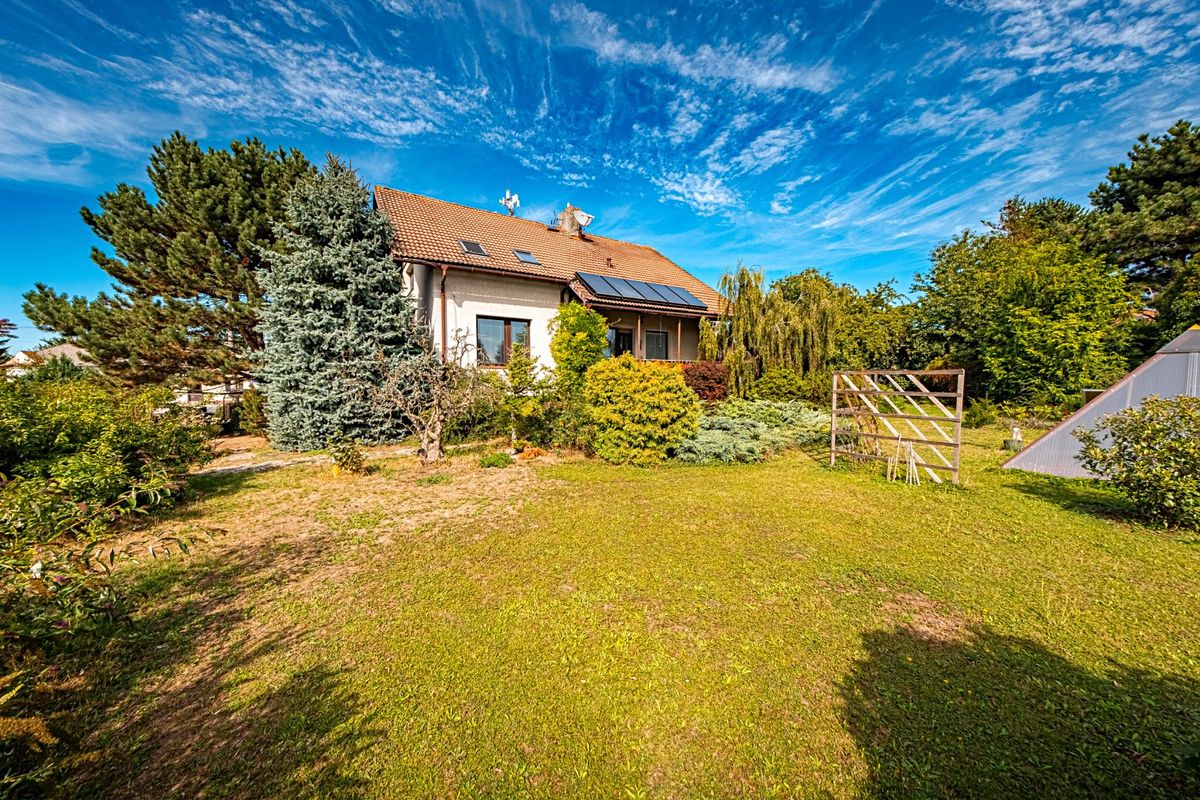 Prodej rodinného domu 320 m², pozemek 1755 m²