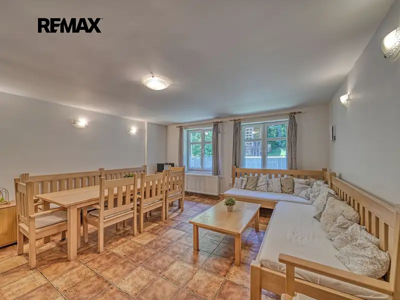 Prodej rodinného domu 215 m², pozemek 987 m², Radvanice – náhled fotky 2