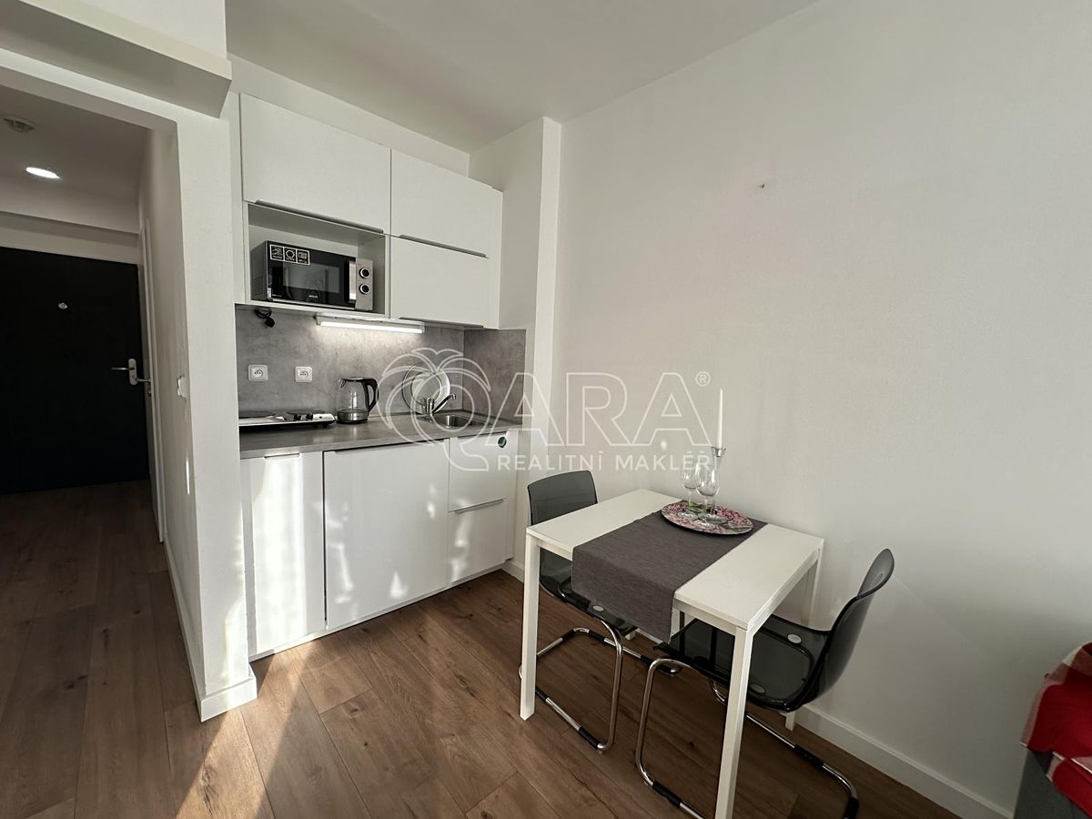 Pronájem bytu 1+kk 22 m² – fotografie 3