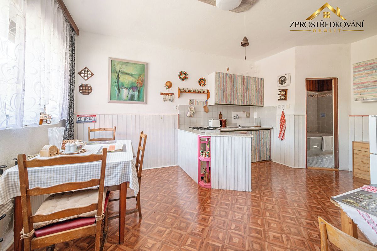 Prodej rodinného domu 250 m², pozemek 382 m² – fotografie 2