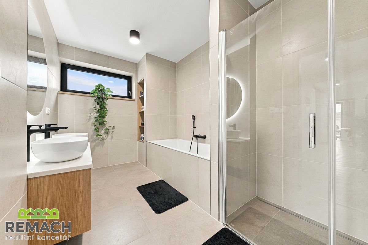 Prodej rodinného domu 223 m², pozemek 1395 m² – fotografie 3