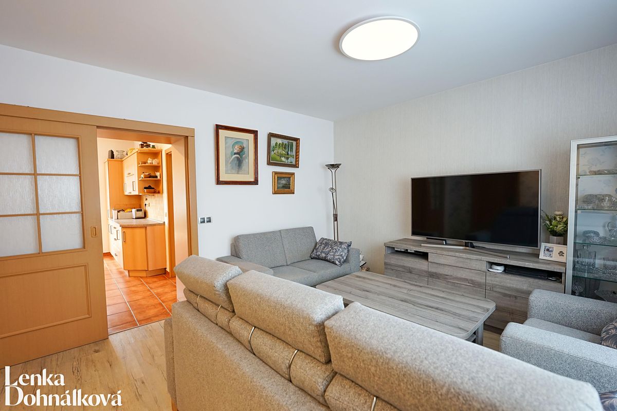 Prodej rodinného domu 250 m², pozemek 588 m² – fotografie 3