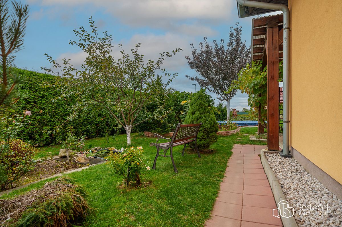Prodej rodinného domu 100 m², pozemek 1272 m² – fotografie 2