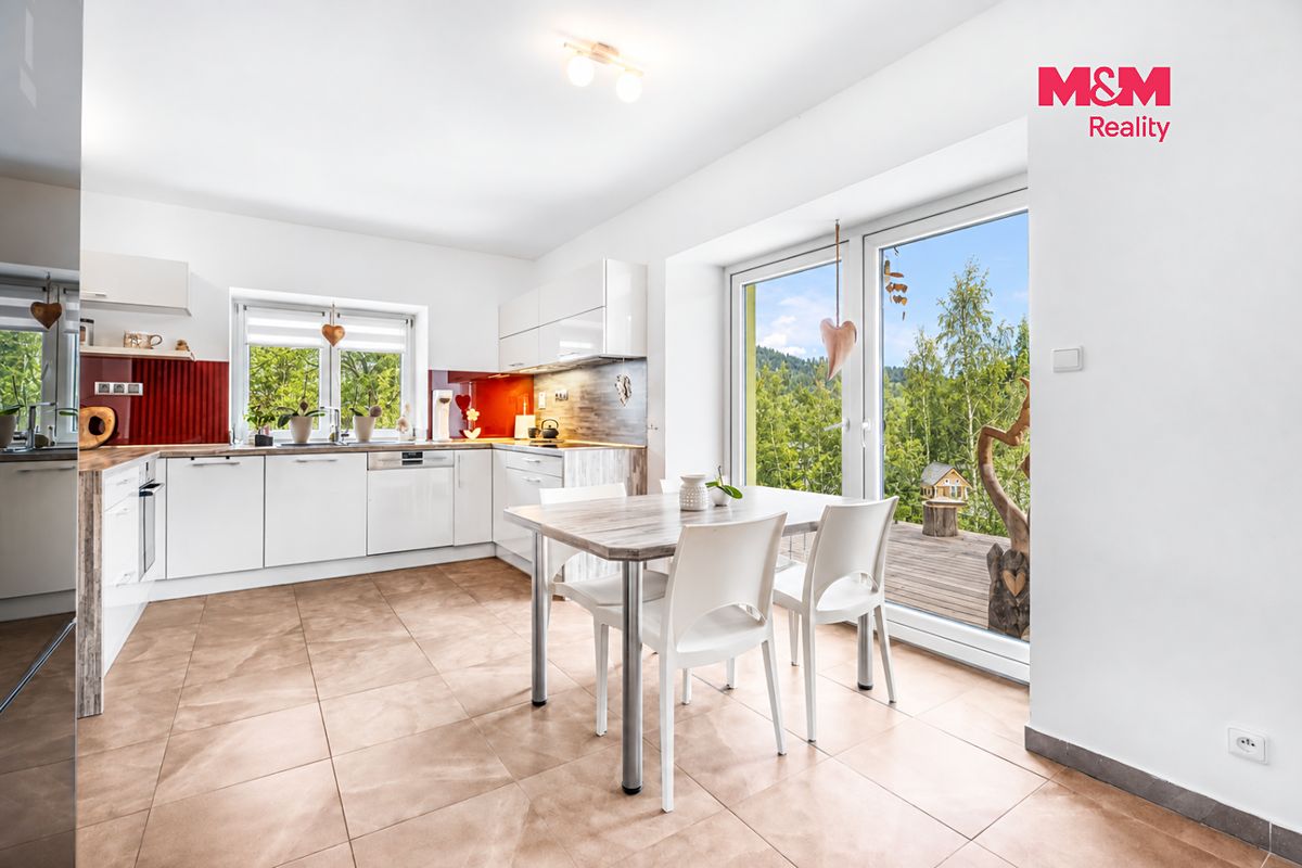 Prodej rodinného domu 179 m², pozemek 844 m² – fotografie 2