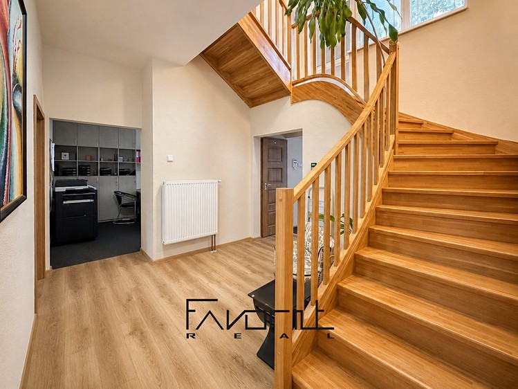 Pronájem komerčního prostoru, 205 m² (2 z 16)