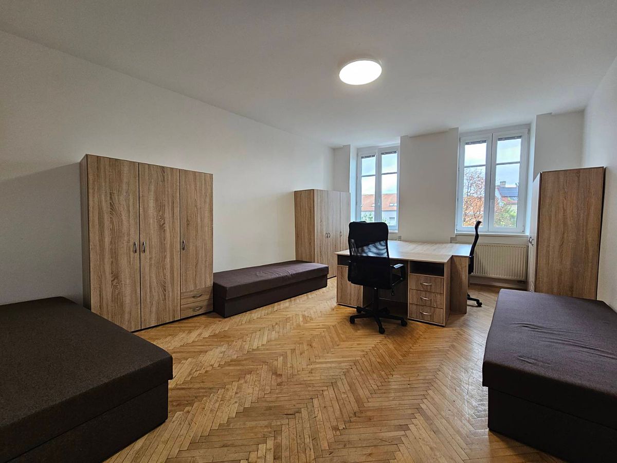 Pronájem bytu pokoje 120 m² – fotografie 2