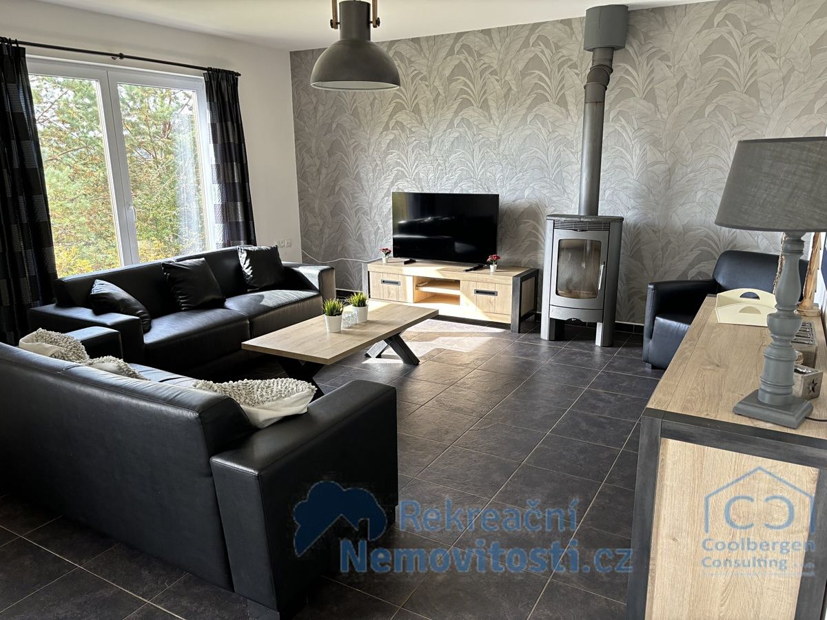 Prodej rodinného domu 220 m², pozemek 878 m² – fotografie 3