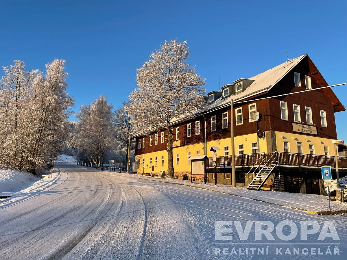 Prodej komerční nemovitosti 1751 m²