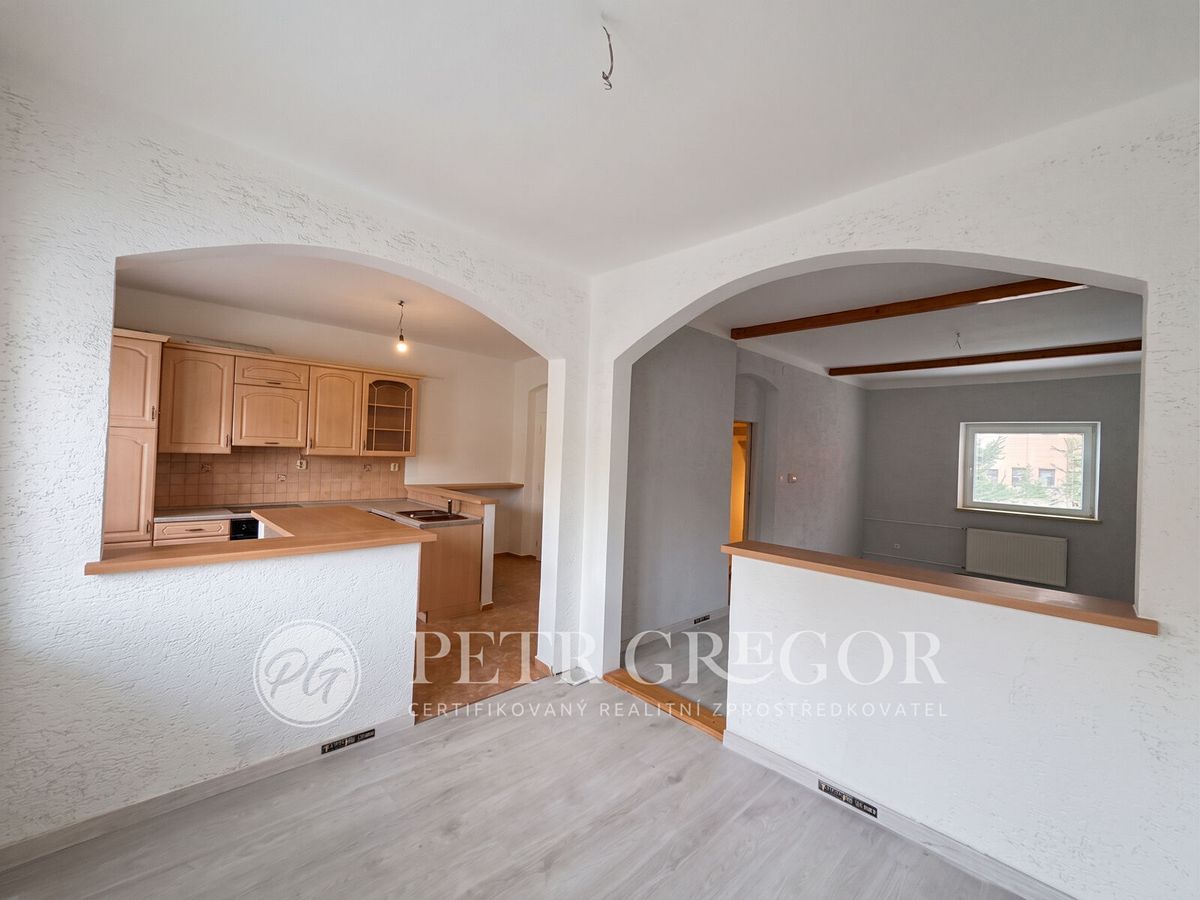 Prodej rodinného domu 202 m², pozemek 147 m² – fotografie 2