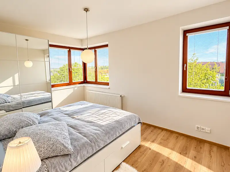 Pronájem bytu 3+kk 64 m², Jesenice – náhled fotky 1