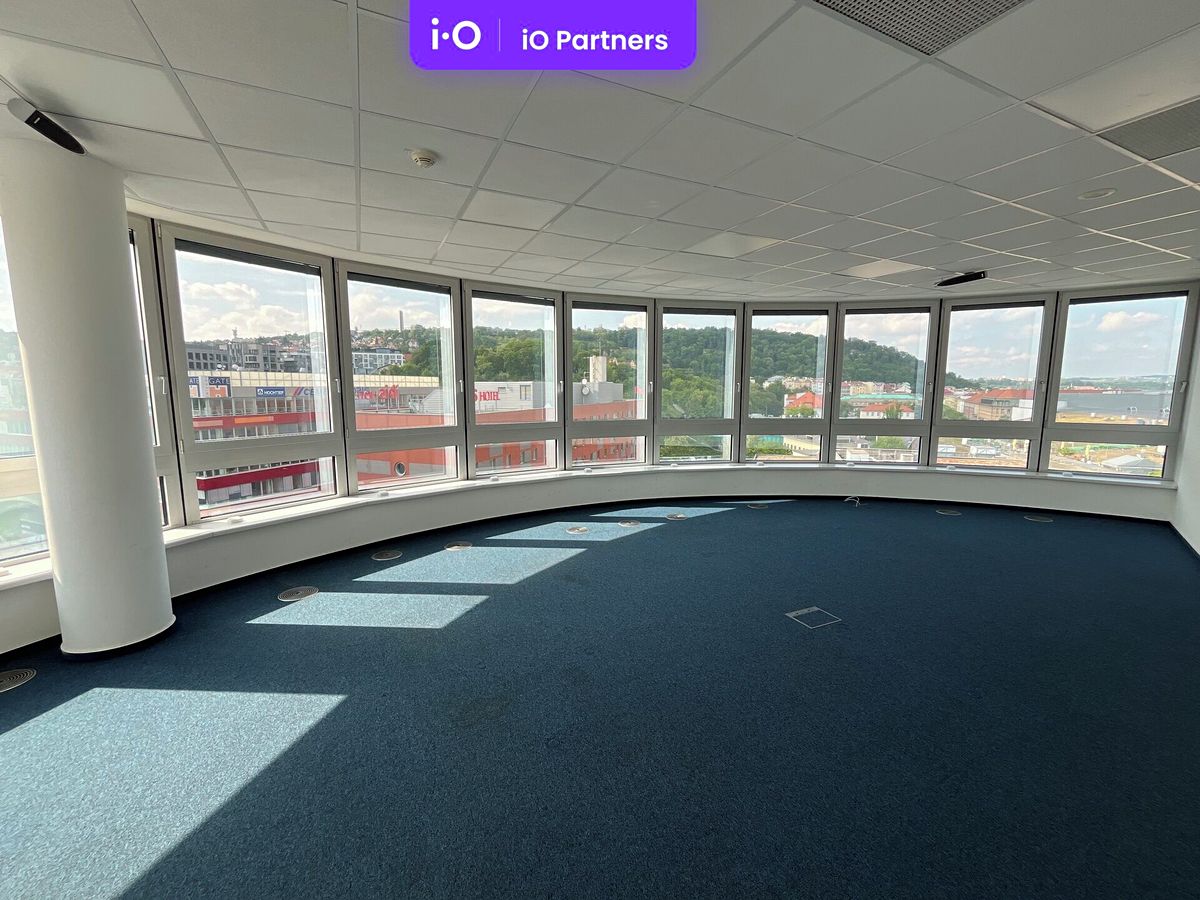 Pronájem kanceláře 1121 m² – fotografie 3
