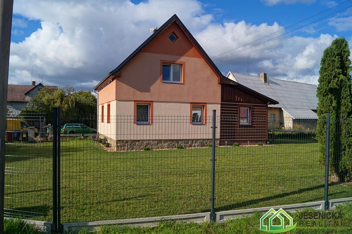Prodej rodinného domu 120 m², pozemek 954 m² – fotografie 2