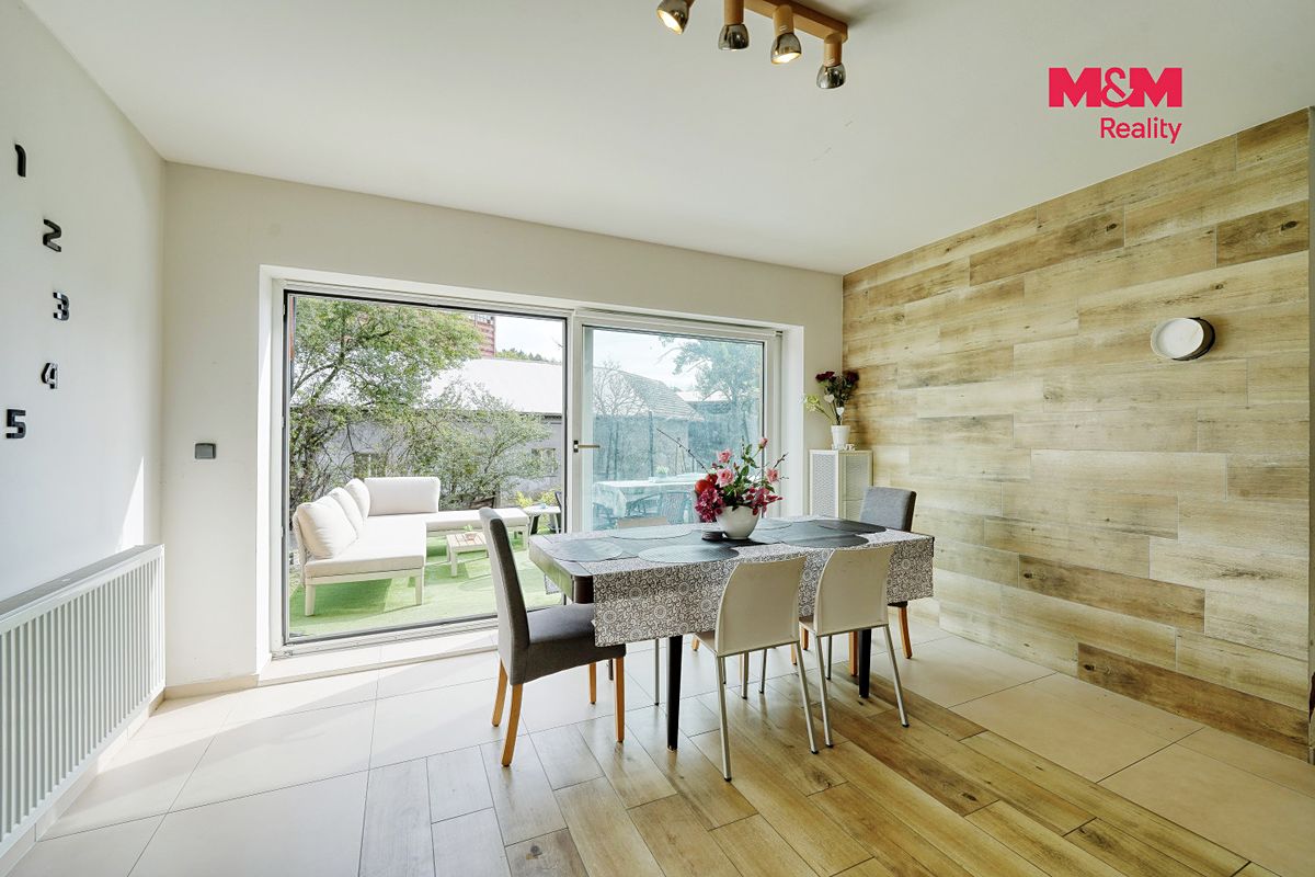 Prodej rodinného domu 280 m², pozemek 1025 m² – fotografie 2
