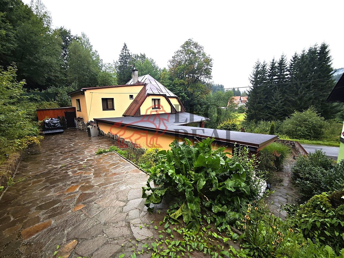 Prodej rodinného domu 350 m², pozemek 633 m² – fotografie 3