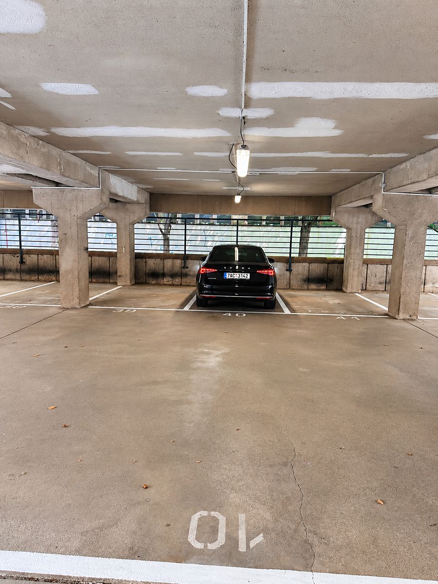 Pronájem garážového stání 14 m² – fotografie 3