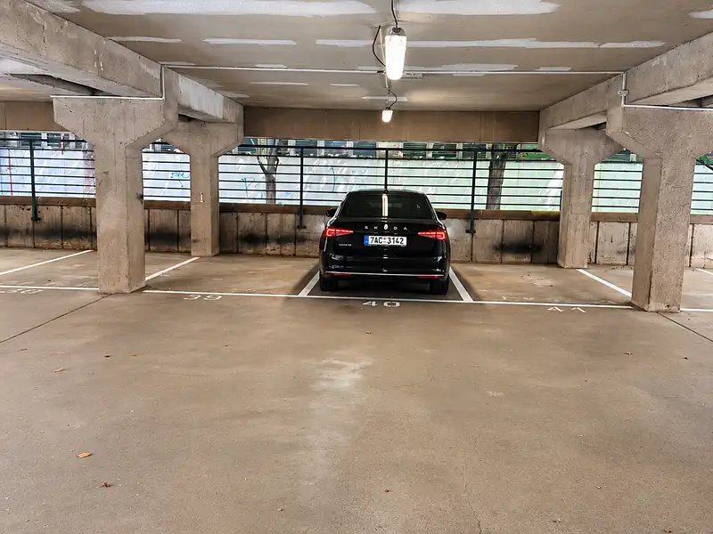 Pronájem garážového stání 14 m², Praha – náhled fotky 3