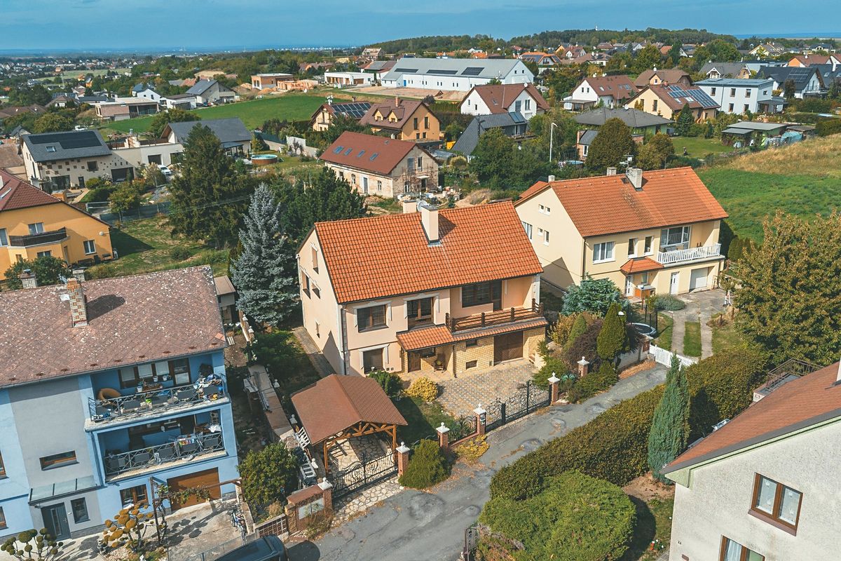 Prodej rodinného domu 240 m², pozemek 681 m² – fotografie 4