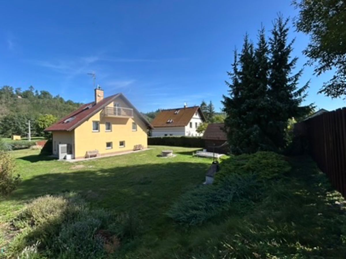 Prodej rodinného domu 206 m², pozemek 1730 m² – fotografie 2