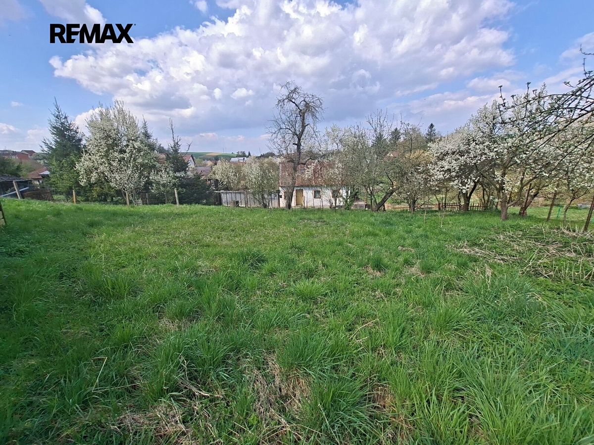 Prodej stavebního pozemku 842 m² – fotografie 2