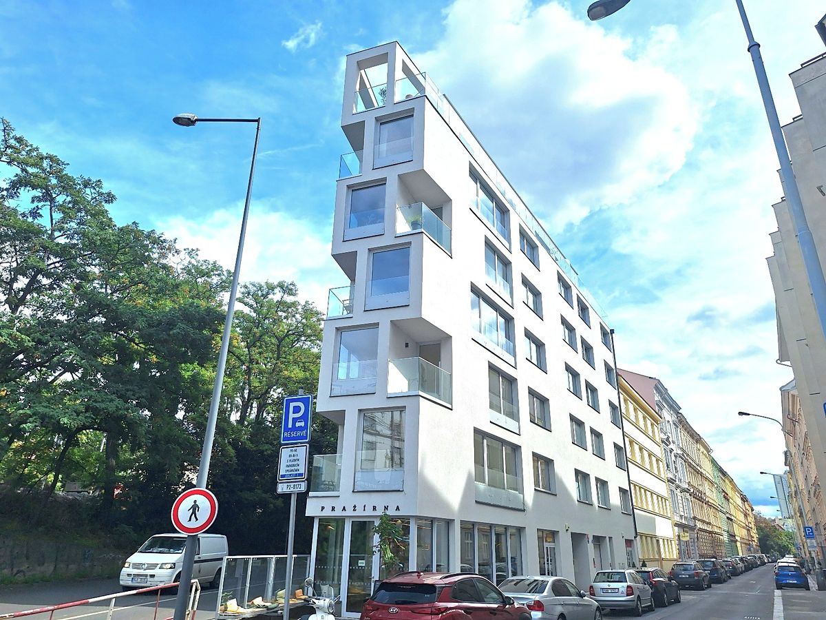 Pronájem garážového stání 15 m²
