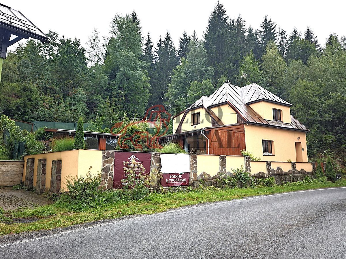 Prodej rodinného domu 350 m², pozemek 633 m²