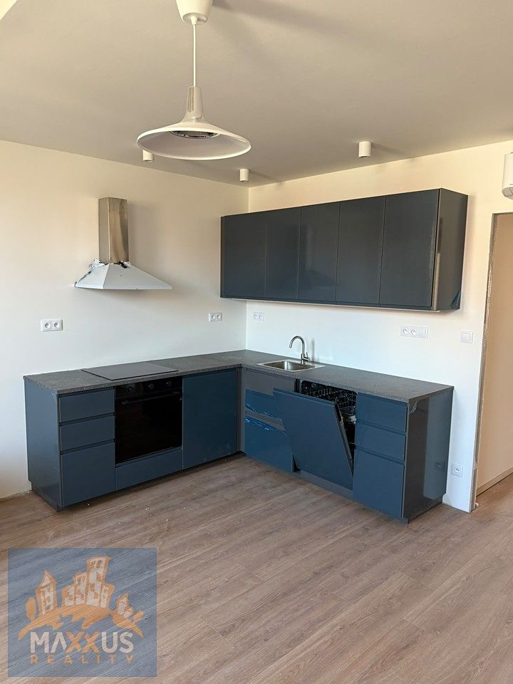 Pronájem bytu 6 pokojů a více 142 m² – fotografie 3