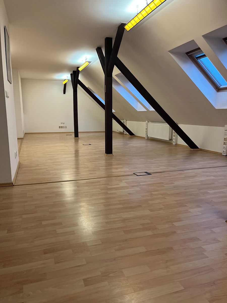 Pronájem kanceláře 136 m²