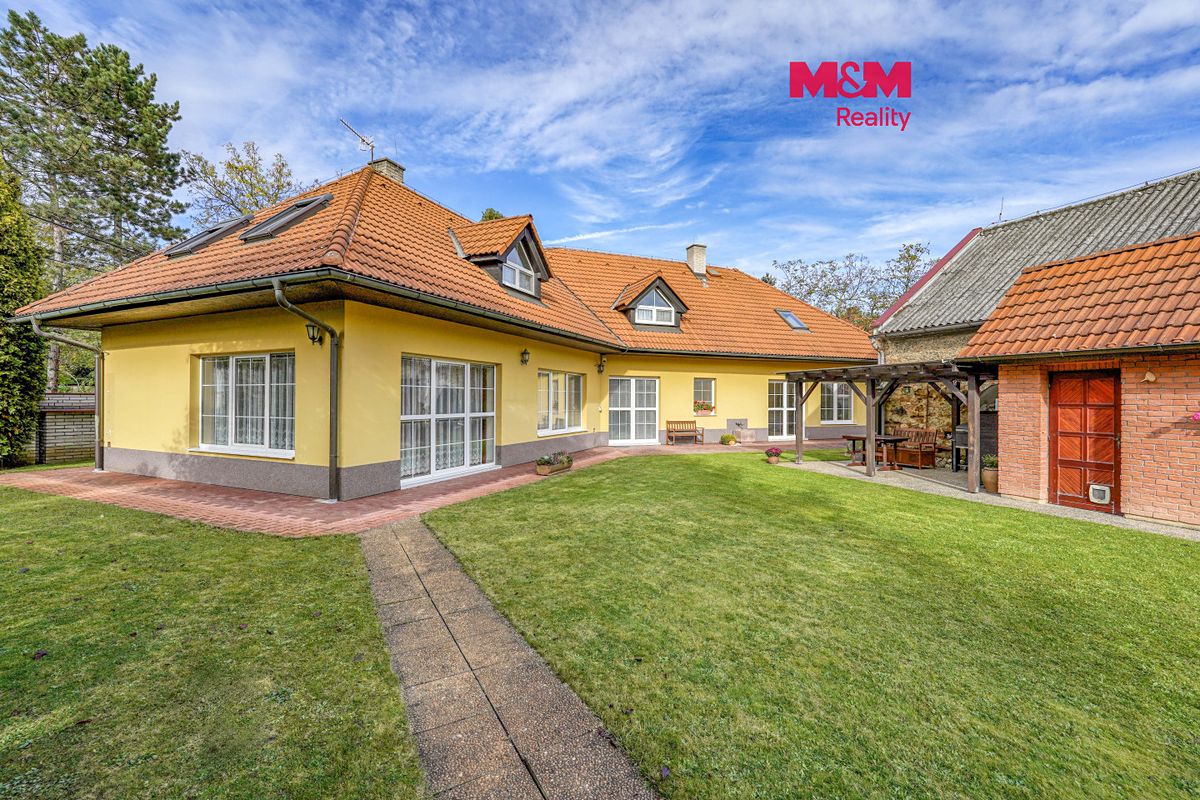 Prodej rodinného domu 378 m², pozemek 887 m²